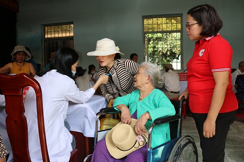 BAC SỈ ĐANG KHÁM BỆNH CHO NG DAN 22-6.jpg