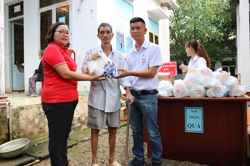 LÃNH ĐẠO TẶNG QUÀ CHO NG DÂN 22 - 6.jpg