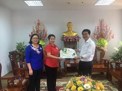 tặng hoa chúc mừng ngày báo chí.jpg